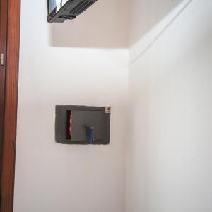 TV a parete in camera di Guest House Formigine a Formigine