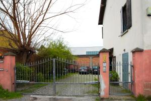 un cancello di fronte a una casa con una macchina di Guest House Formigine a Formigine