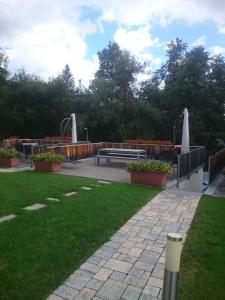 Um jardim no exterior de Feriendorf Uorsin