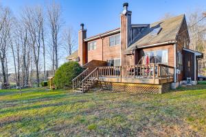 een huis met een groot terras op een erf bij Near Hiking and Skiing Hunter Mountain Getaway! in Elka Park