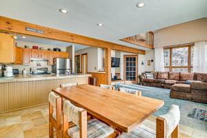 een keuken en een woonkamer met een houten tafel bij Near Hiking and Skiing Hunter Mountain Getaway! in Elka Park