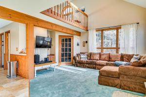 een woonkamer met een bank en een tv bij Near Hiking and Skiing Hunter Mountain Getaway! in Elka Park
