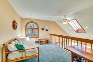 een woonkamer met een bank en een dakraam bij Near Hiking and Skiing Hunter Mountain Getaway! in Elka Park