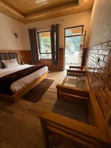 ein Schlafzimmer mit einem Bett und einem großen Fenster in der Unterkunft Khili's Abode in Harsil