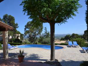 ein Baum neben einem Pool in der Unterkunft Villa Heemstede - L'Estartit, Torre Vella - ES-323-69 in L'Estartit