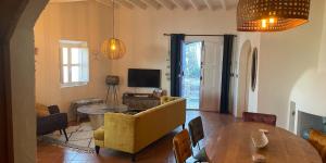 un salon avec un canapé et une table dans l'établissement Cuevas Soluna en Solara, voor max 8 personen, à Níjar