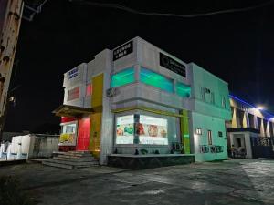 ポートハーコートにあるQuintessential Hotelの夜の店頭にあるカラフルな建物