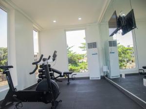 Spordikeskus ja/või sportimisvõimalused majutusasutuses 4 bedroom semi detached townhouse in Old Ikoyi