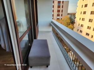 CourcouronnesにあるChambre 1 Personneの窓付きのバルコニーにベンチが備わります。