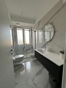 ein Badezimmer mit zwei Waschbecken und einer Toilette und einem Spiegel in der Unterkunft Suite Design in Pescara