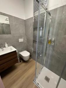ein Badezimmer mit Dusche, Toilette und Waschbecken in der Unterkunft Suite Design in Pescara