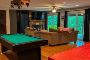 Biliár nebo kulečník v ubytování Middle Ledge Lodge
