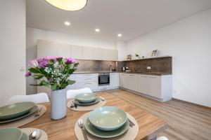 Köök või kööginurk majutusasutuses Bratislava SkylineView - Modern Apt & Free Parking