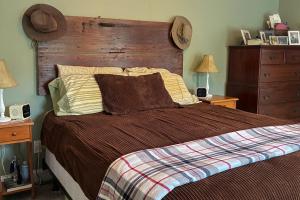 Postel nebo postele na pokoji v ubytování Middle Ledge Lodge