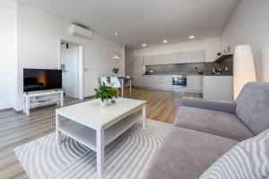 Köök või kööginurk majutusasutuses Bratislava SkylineView - Modern Apt & Free Parking +15 fotot