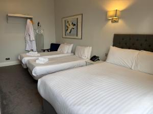 Ένα ή περισσότερα κρεβάτια σε δωμάτιο στο Southcrest Manor Hotel, Best Western Signature Collection