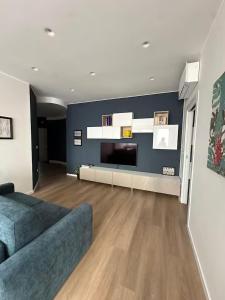 ein Wohnzimmer mit Sofa und Fernseher in der Unterkunft Suite Design in Pescara + 14 Fotos