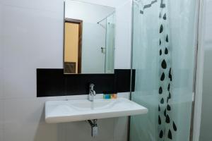 Un baño con un lavabo blanco y un espejo. en Cozy Nest Kandy Villa, en Kandy 39 fotos más