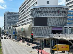 a building with a traffic light on a city street at Ferienwohnung im Hamburger Straße 134 in Hamburg