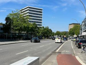 a busy city street with cars driving down the road at Ferienwohnung im Hamburger Straße 134 in Hamburg