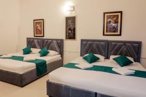 Dos camas una al lado de la otra en una habitación. en Cozy Nest Kandy Villa, en Kandy