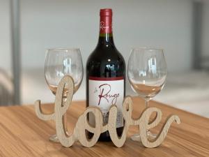 a bottle of wine and two wine glasses on a table at Ferienwohnung im Hamburger Straße 134 in Hamburg