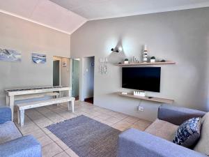 TV a/nebo společenská místnost v ubytování Broadway Beach Cottage