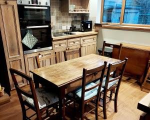 Kuchyň nebo kuchyňský kout v ubytování The Captain's Cottage at Climping + 36 fotografií