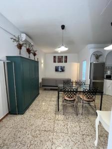 a room with a table and chairs and a kitchen at Santa Ana en pleno centro cerca de Sevilla in Alcalá de Guadaira