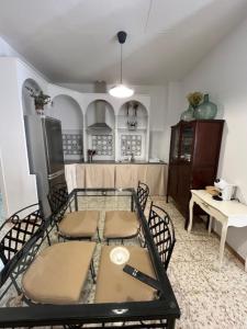 a room with a table and chairs and a kitchen at Santa Ana en pleno centro cerca de Sevilla in Alcalá de Guadaira