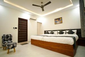 Giường trong phòng chung tại THE GOVIND PALACE