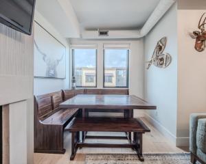 een eetkamer met een tafel en een raam bij Whitefish Loft Downtown Condo for 6 in Outback Mobile Home Settlement