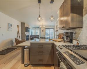 een keuken met een fornuis en een aanrechtblad bij Whitefish Loft Downtown Condo for 6 in Outback Mobile Home Settlement