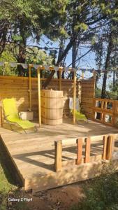 ein Spielplatz mit gelben Stühlen auf einer Holzterrasse in der Unterkunft Cabane Sauna & Jacuzzi Hiver in Vaccili
