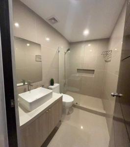 une salle de bain avec un lavabo, des toilettes et une douche dans l'établissement 4 Bedroom House for 5-6 guests, à Manille