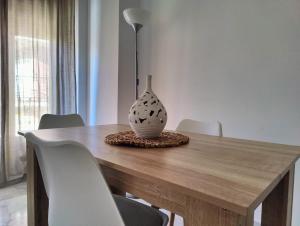 eine Vase auf einem Holztisch in der Unterkunft Apartamentos La Bola 94 in Ronda + 23 Fotos