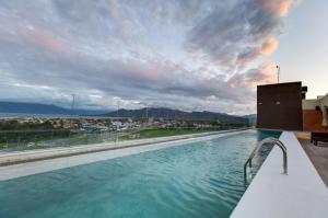 カラグアタトゥーバにあるHampton By Hilton Caraguatatuba Serramarの建物の屋上にあるプール