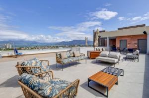 カラグアタトゥーバにあるHampton By Hilton Caraguatatuba Serramarのパティオ(ソファ、椅子、テーブル付)