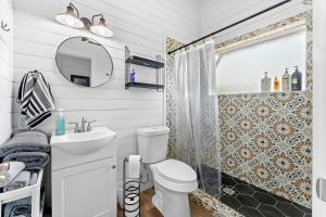 Et badeværelse på Summit Sunsets, Luxury Pool, Fire Pit, Grill + 27 billeder