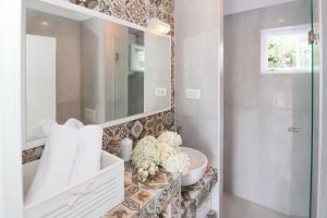 La salle de bains est pourvue d'un lavabo et d'un miroir. dans l'établissement Apartment Mr Bellina, à Šibenik
