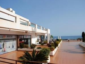 een gebouw met een loopbrug met planten erop bij Apartamento acogedor con piscina común en San Juan de los Terreros, cerca de la playa - ES-376-13 in Pulpí