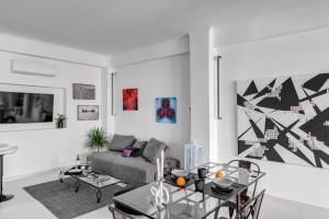 un salon avec un canapé et une table dans l'établissement Artrock Experience Loft Gallery, à Ermoúpoli