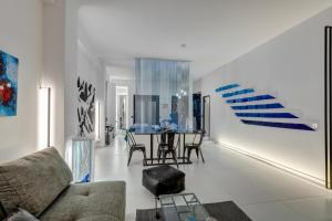 un salon avec un canapé et une table dans l'établissement Artrock Experience Loft Gallery, à Ermoúpoli