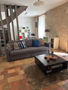 ein Wohnzimmer mit einer Couch und einem Couchtisch in der Unterkunft Maison de charme en bord de Loire in Montlouis-sur-Loire