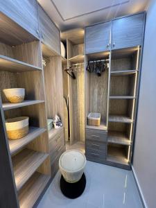 Ένα μπάνιο στο Golden Pyramid Panorama Apartment