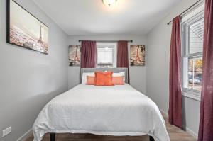 a bedroom with a large bed with orange pillows at Serenity Home Free Parking & Wine in Burbank