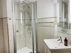 Koupelna v ubytování Duke-Fewo am Meer im Haus Atlantic beim Kurpark + 30 fotografií