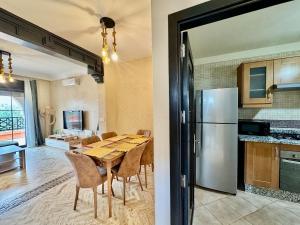 Kuchyň nebo kuchyňský kout v ubytování Stylish Atlas Golf Resort Getaway - Free Breakfast, Rooftop Patio, Pool, Views