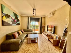 Posezení v ubytování Stylish Atlas Golf Resort Getaway - Free Breakfast, Rooftop Patio, Pool, Views