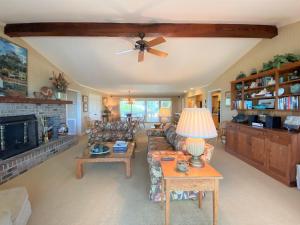 Una sala de estar con un sofá y un ventilador de techo. en Edwards, en Edisto